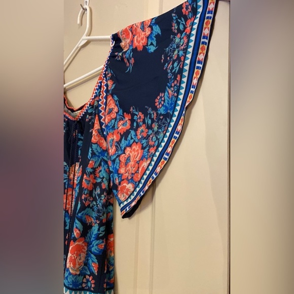 GUC Flying🍅 Sz-S Scoping Neckline/Cold Shoulder, Angle Sleeves, Lightweight Top - Picture 11 of 16